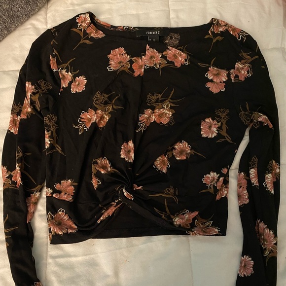 Black crop top with flowers tied in the front - Picture 2 of 2